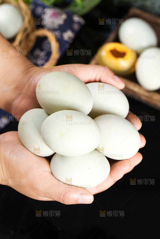 深底上的黄金皮蛋