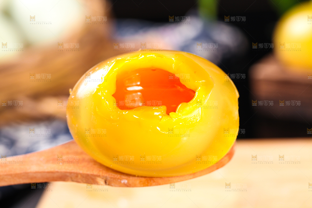 深底上的黄金皮蛋