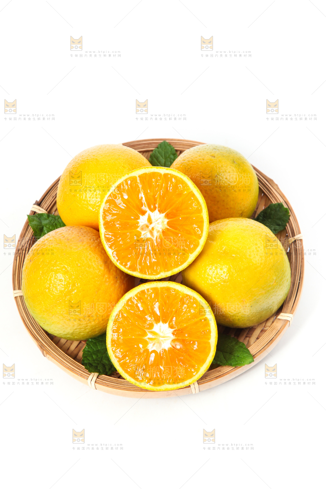 白底上放着的夏橙