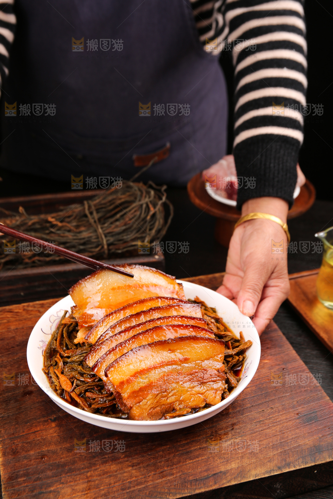 深底上的干豆角扣肉