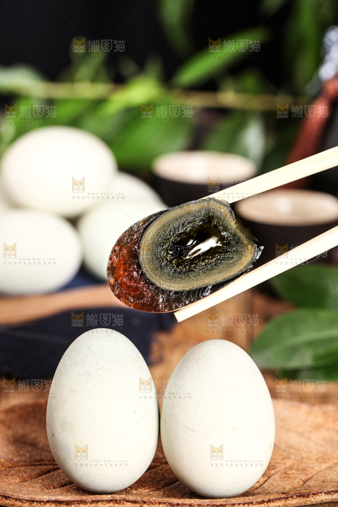木底上摆放着皮鸭蛋