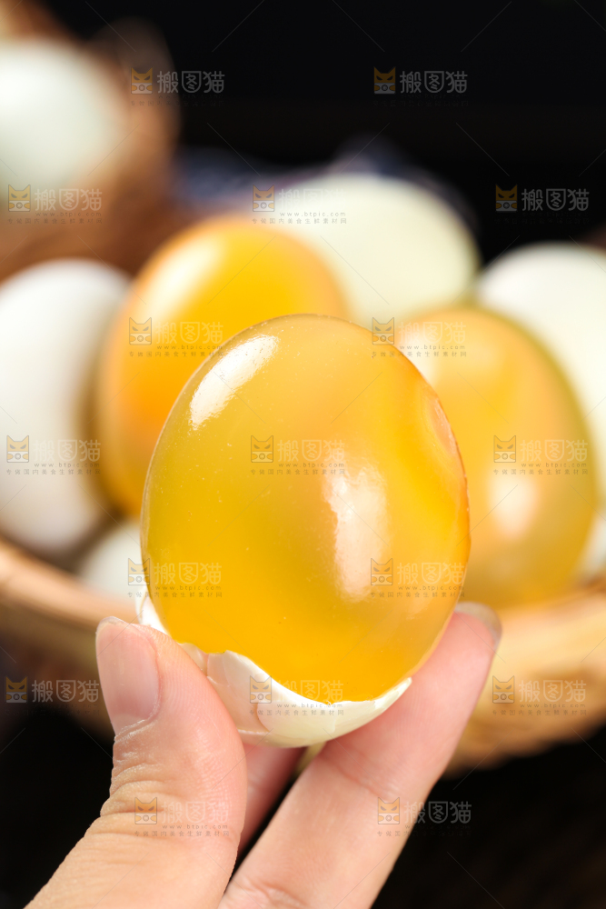 深底上的黄金皮蛋