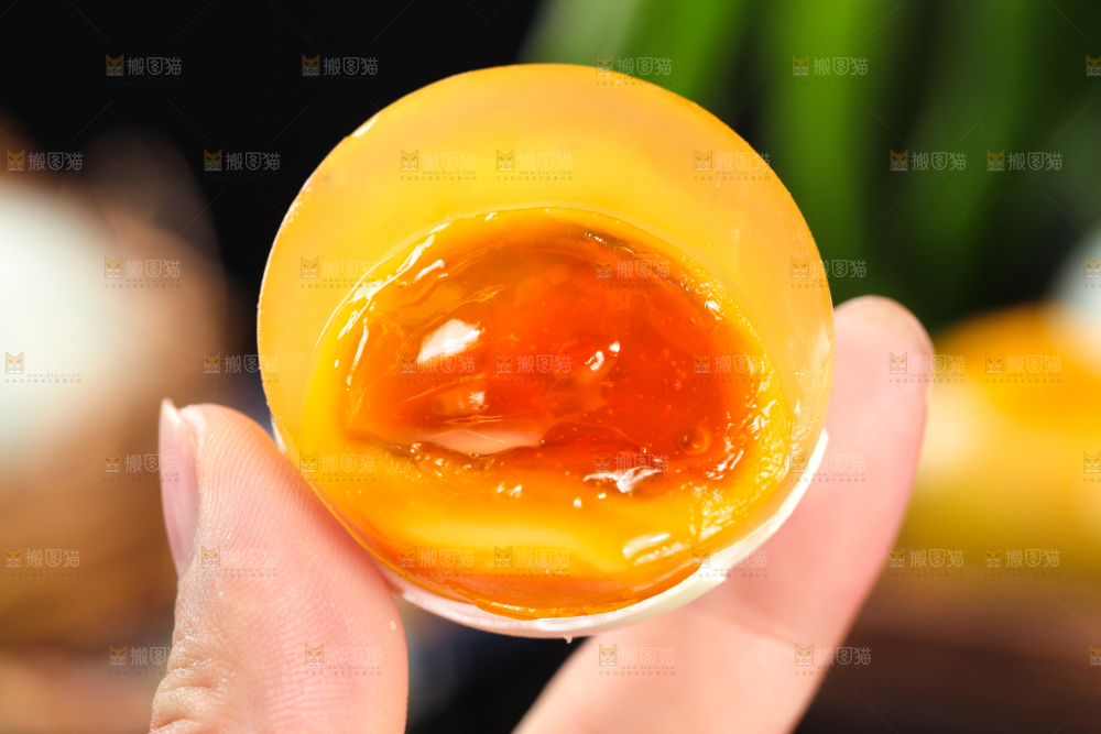深底上的黄金皮蛋