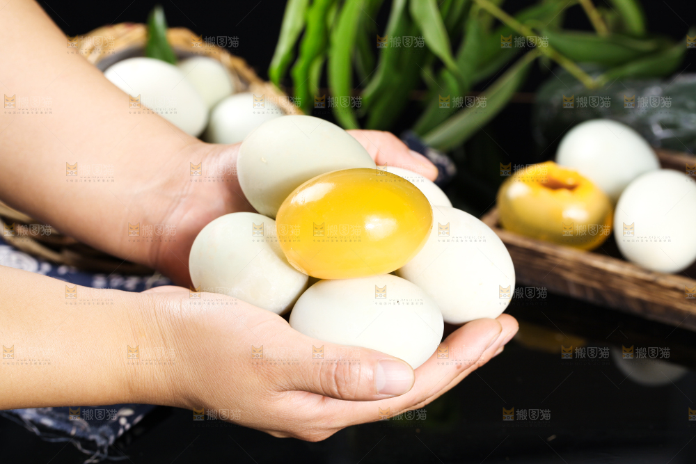深底上的黄金皮蛋