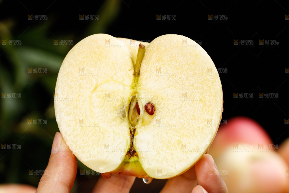 木底上的嘎啦苹果