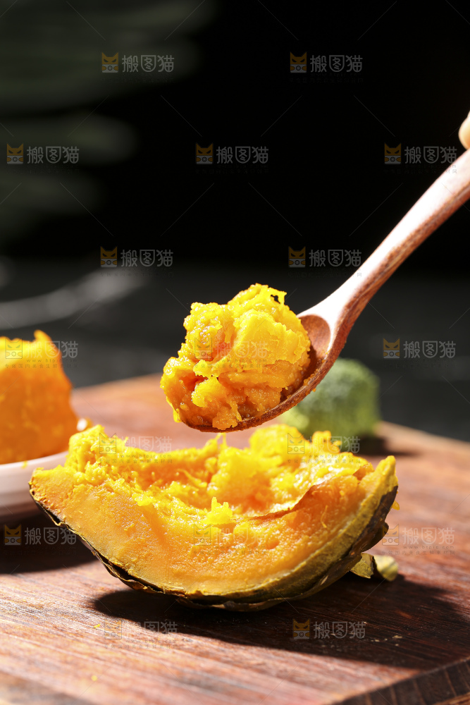 深底上的银栗南瓜