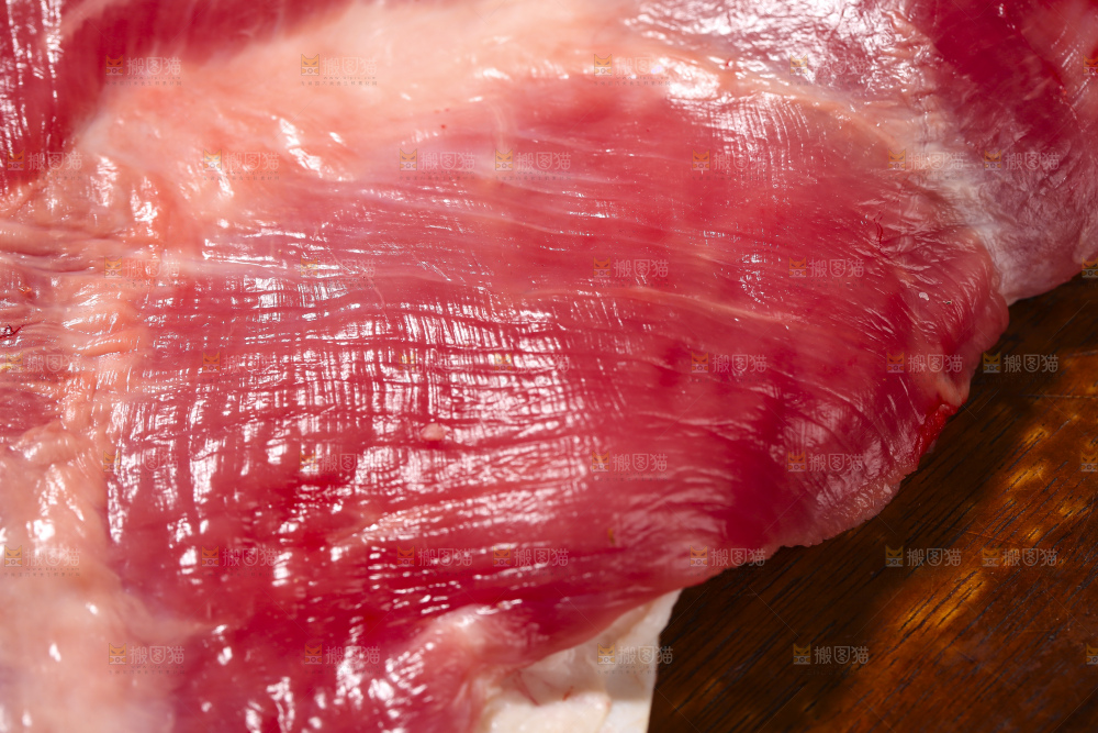 深底上的新鲜羊肉
