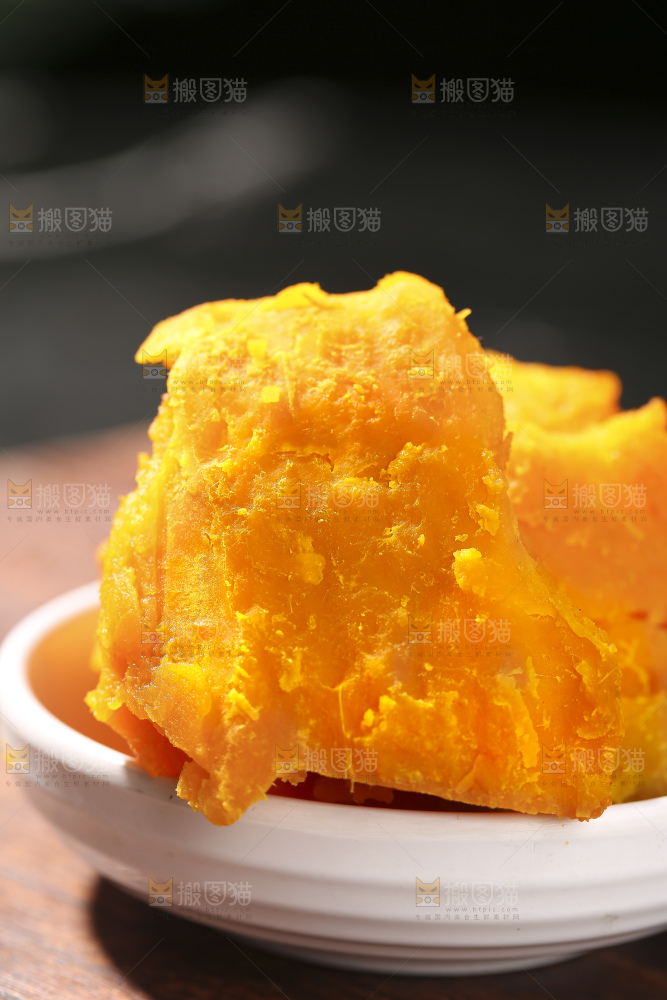 深底上的银栗南瓜