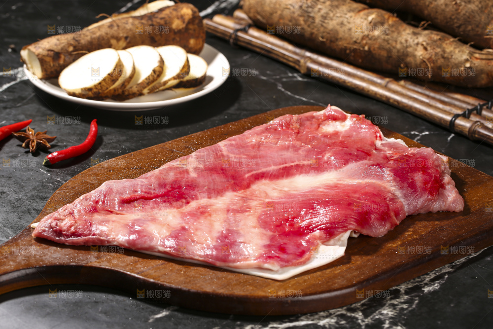 深底上的新鲜羊肉