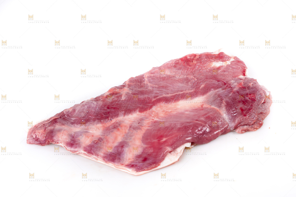 白底上的新鲜羊肉