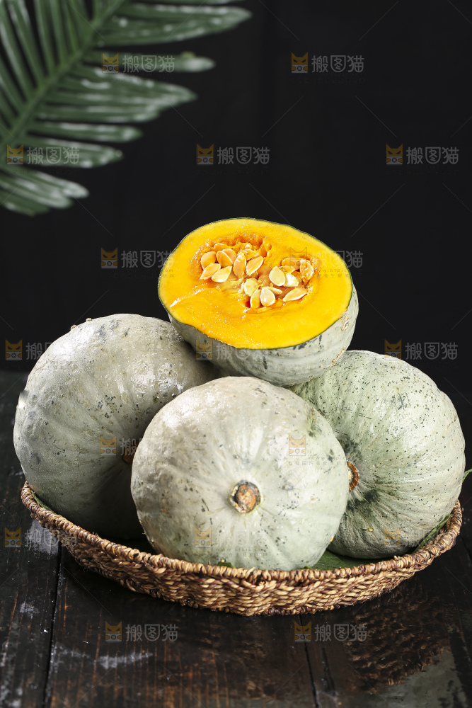 深底上的银栗南瓜