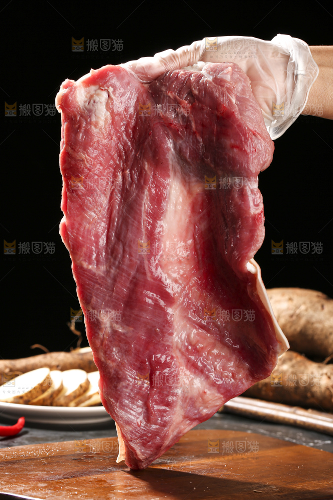 深底上的新鲜羊肉
