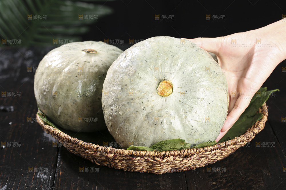 深底上的银栗南瓜
