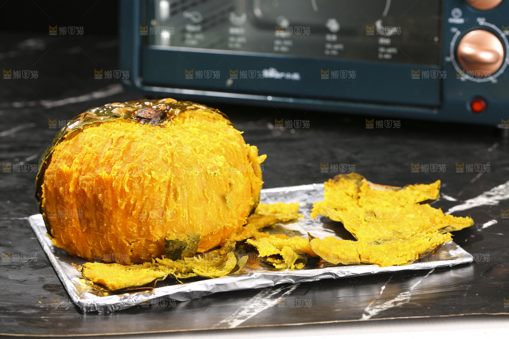 深底上的银栗南瓜