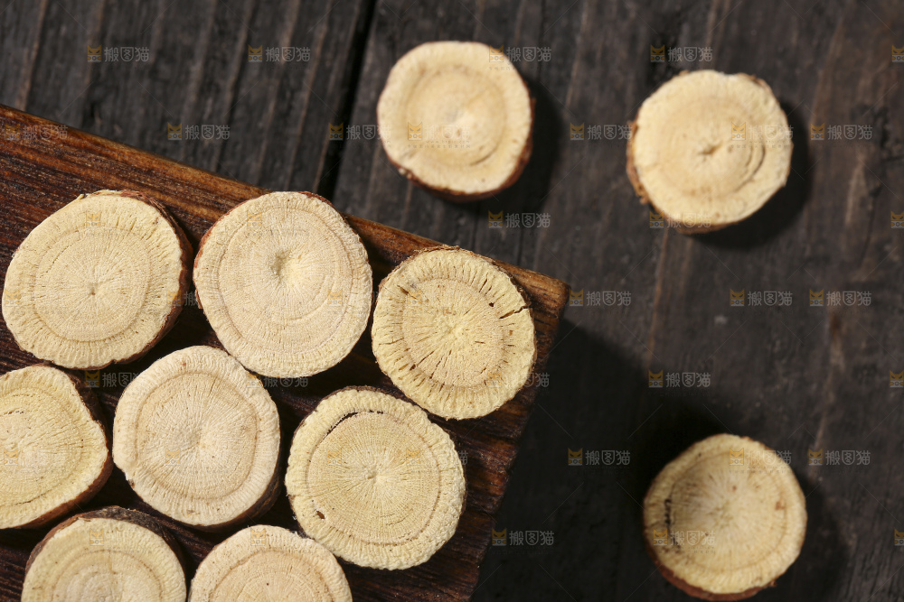 木底上的甘草片