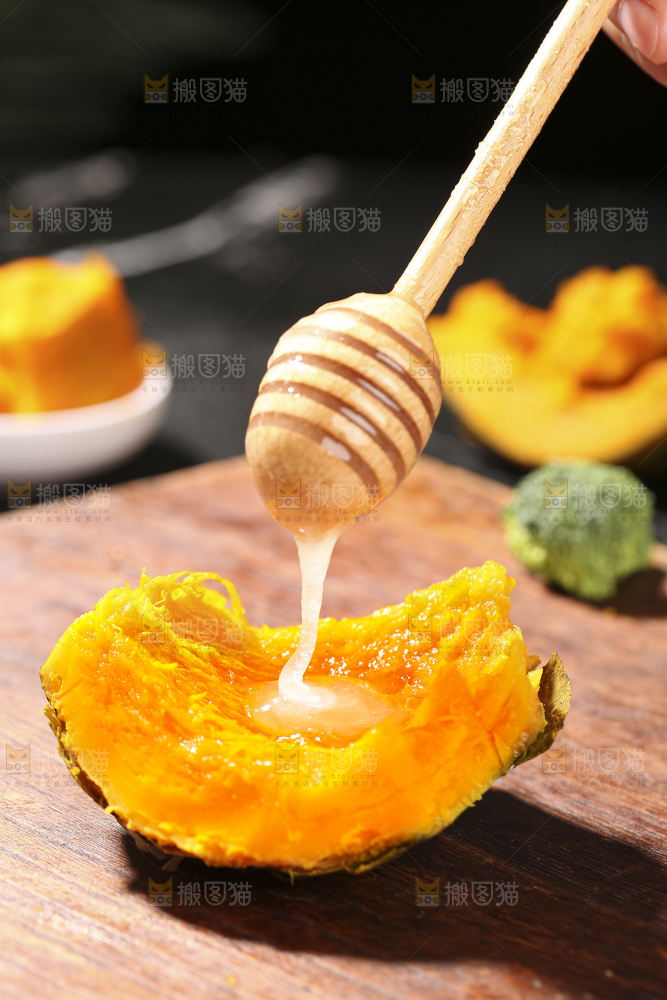 深底上的银栗南瓜