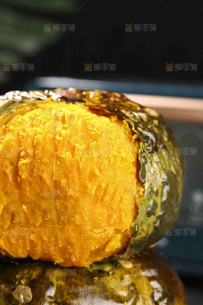 深底上的银栗南瓜