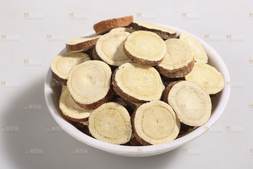 白底上放着甘草片