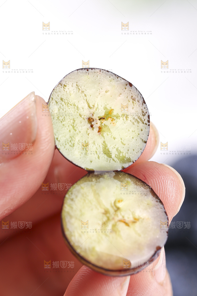 浅底上的新鲜蓝莓