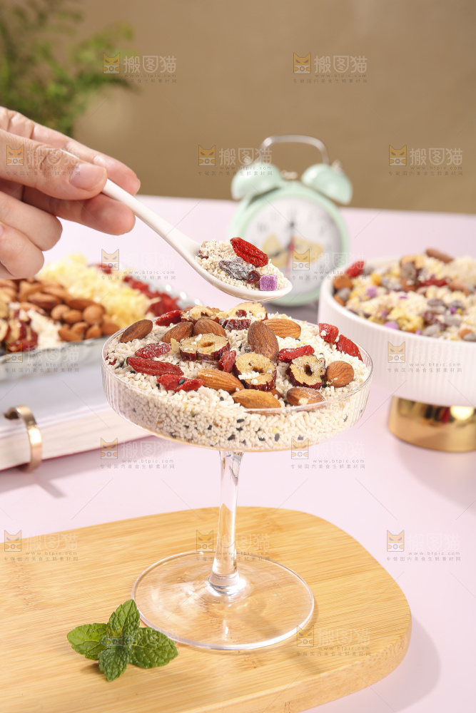 浅底上的红枣坚果藕粉