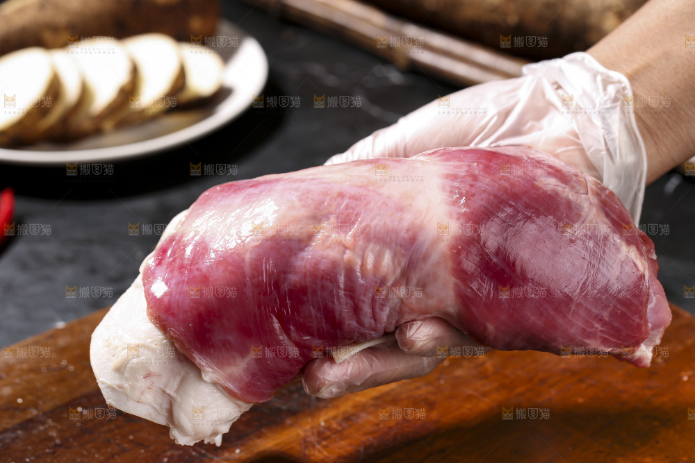 深底上的新鲜羊肉