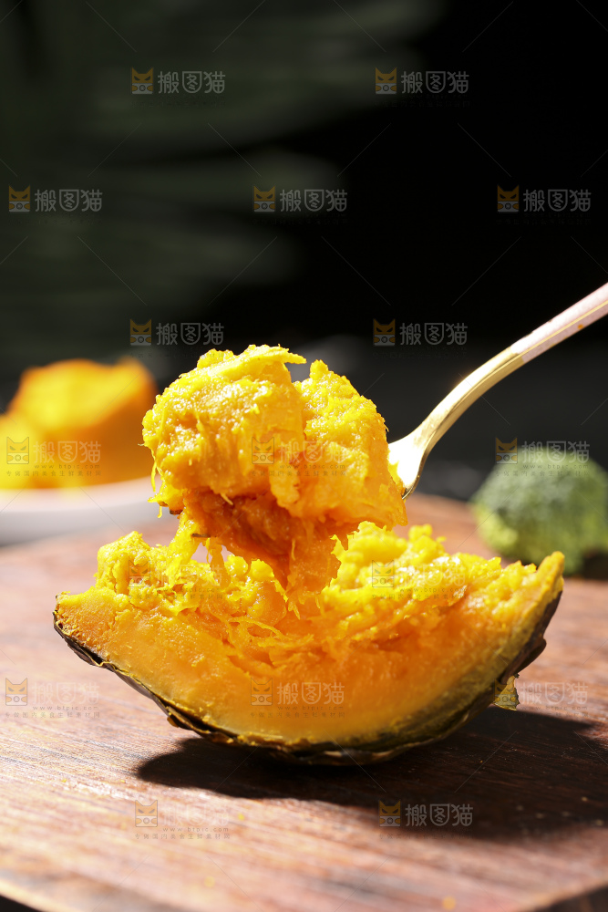 深底上的银栗南瓜