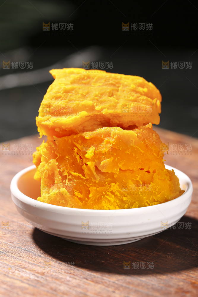 深底上的银栗南瓜