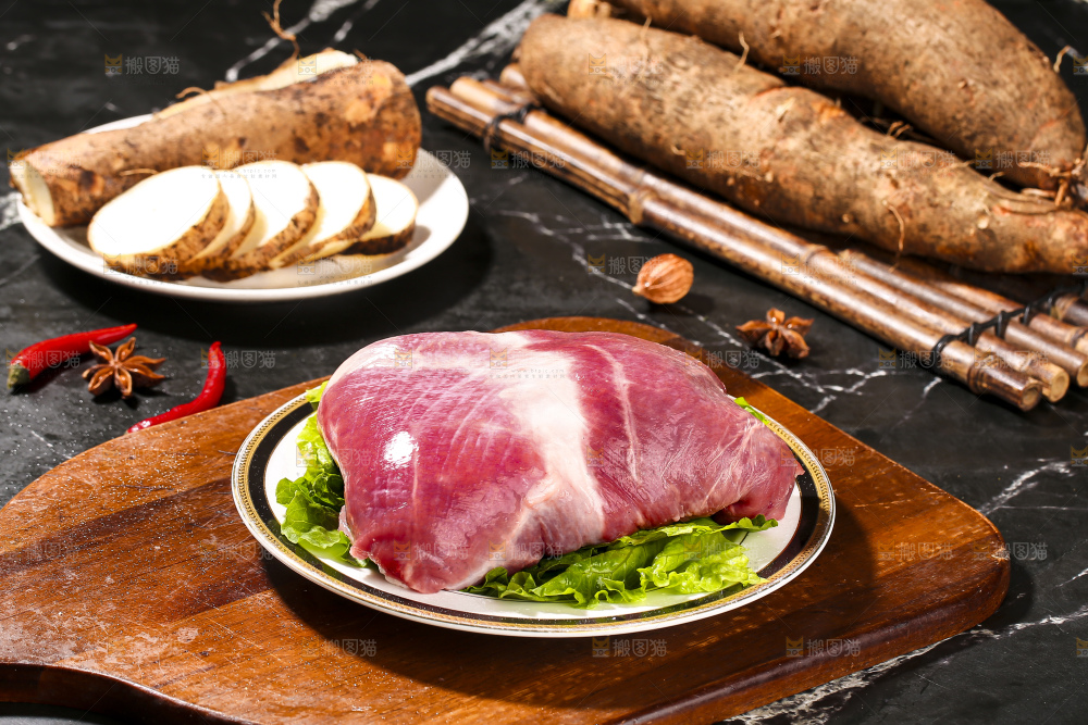 深底上的新鲜羊肉