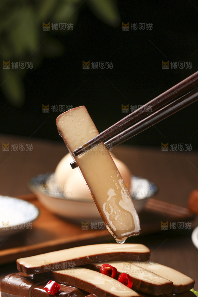 木底上放着鸡蛋干