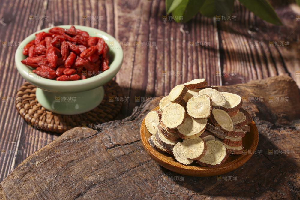 木底上的甘草片