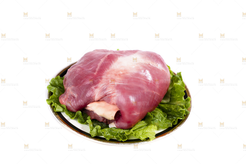 白底上的新鲜羊肉