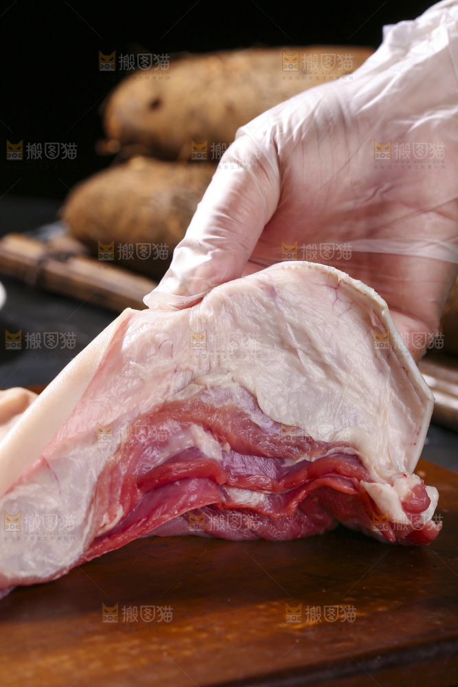深底上的新鲜羊肉