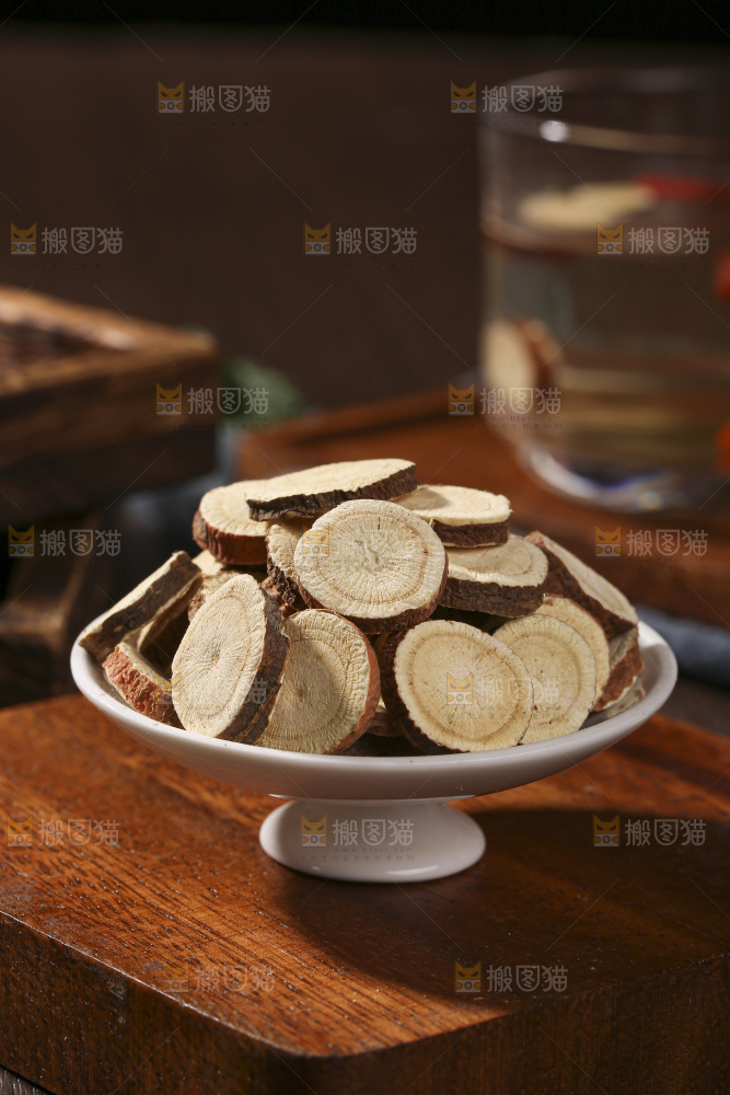 木底上的甘草片