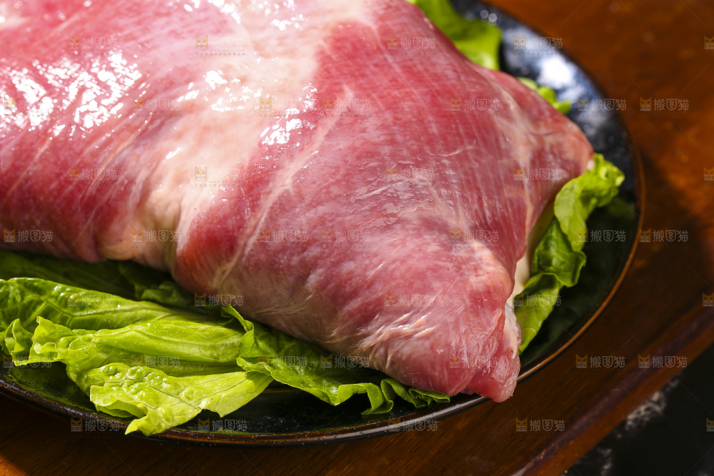 深底上的新鲜羊肉