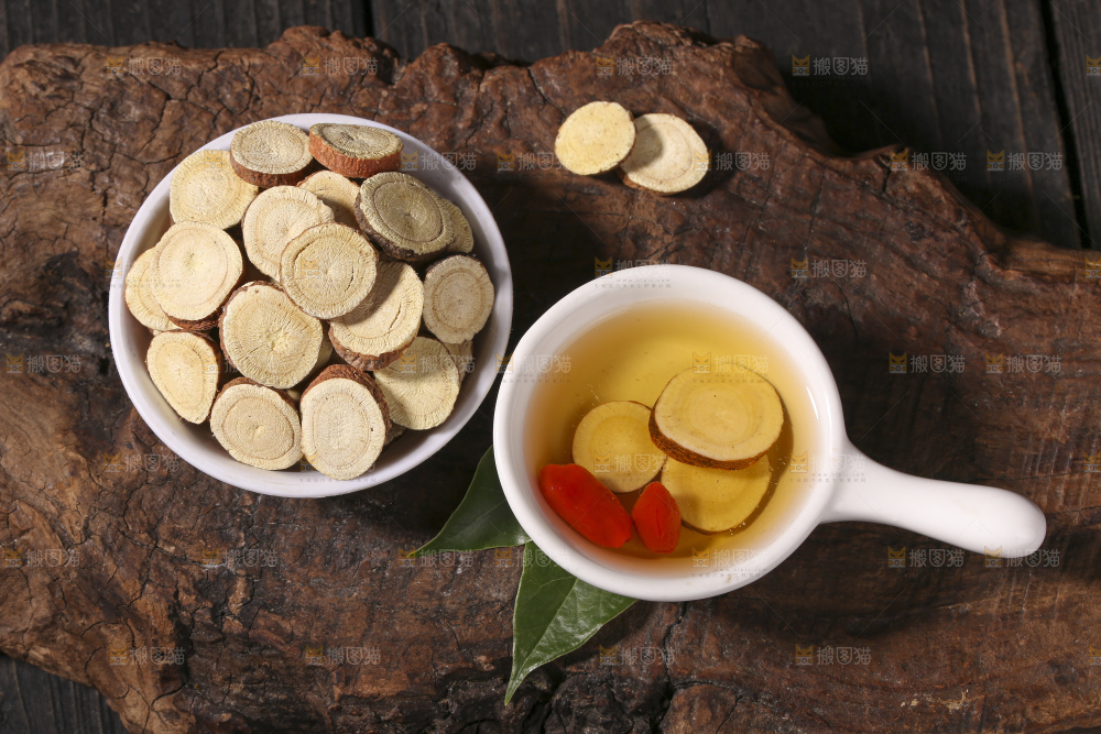 木底上的甘草片