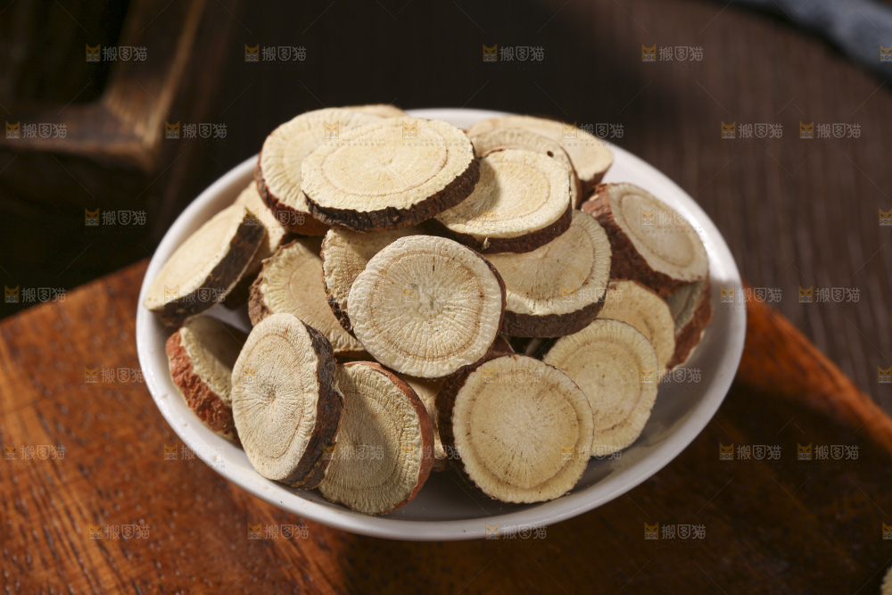 木底上的甘草片