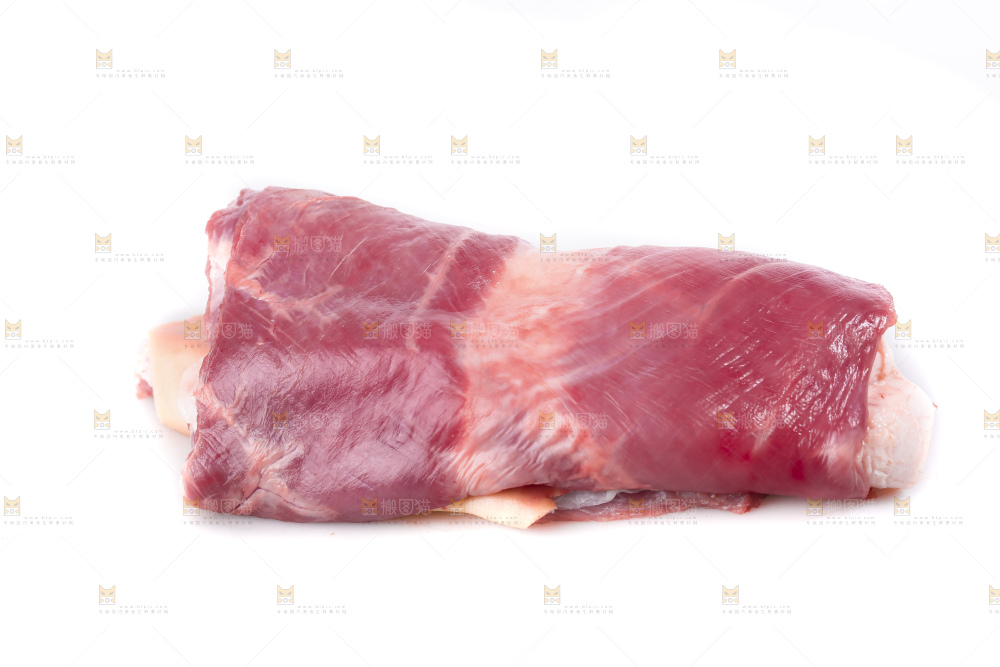 白底上的新鲜羊肉