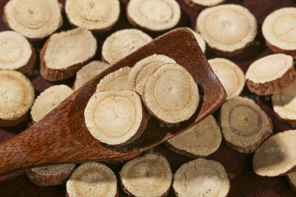 木底上的甘草片