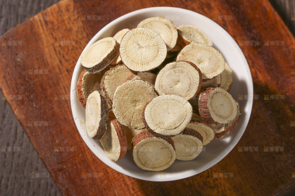 木底上的甘草片
