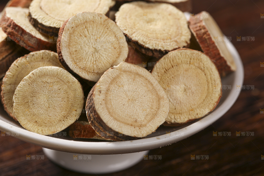 木底上的甘草片