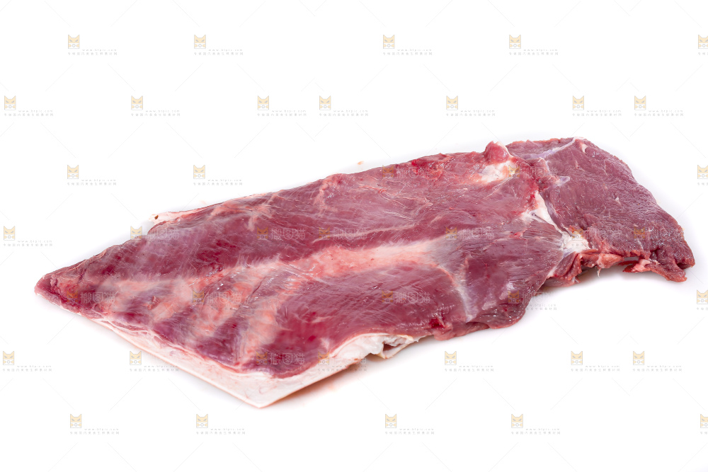 白底上的新鲜羊肉