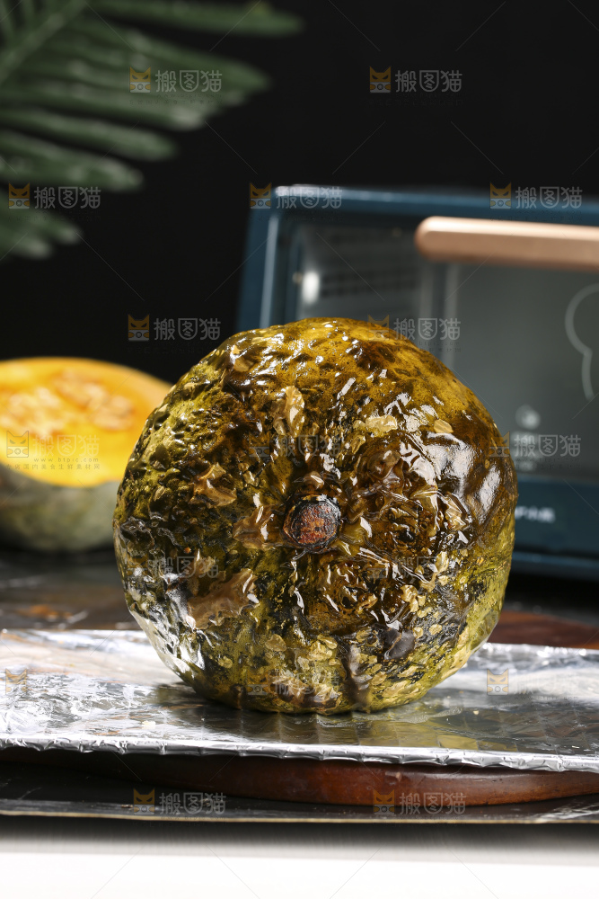 深底上的银栗南瓜