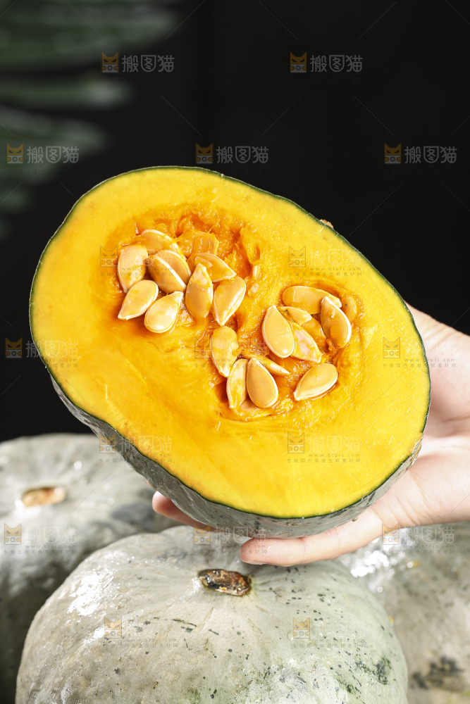 深底上的银栗南瓜