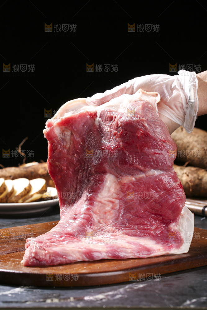 深底上的新鲜羊肉