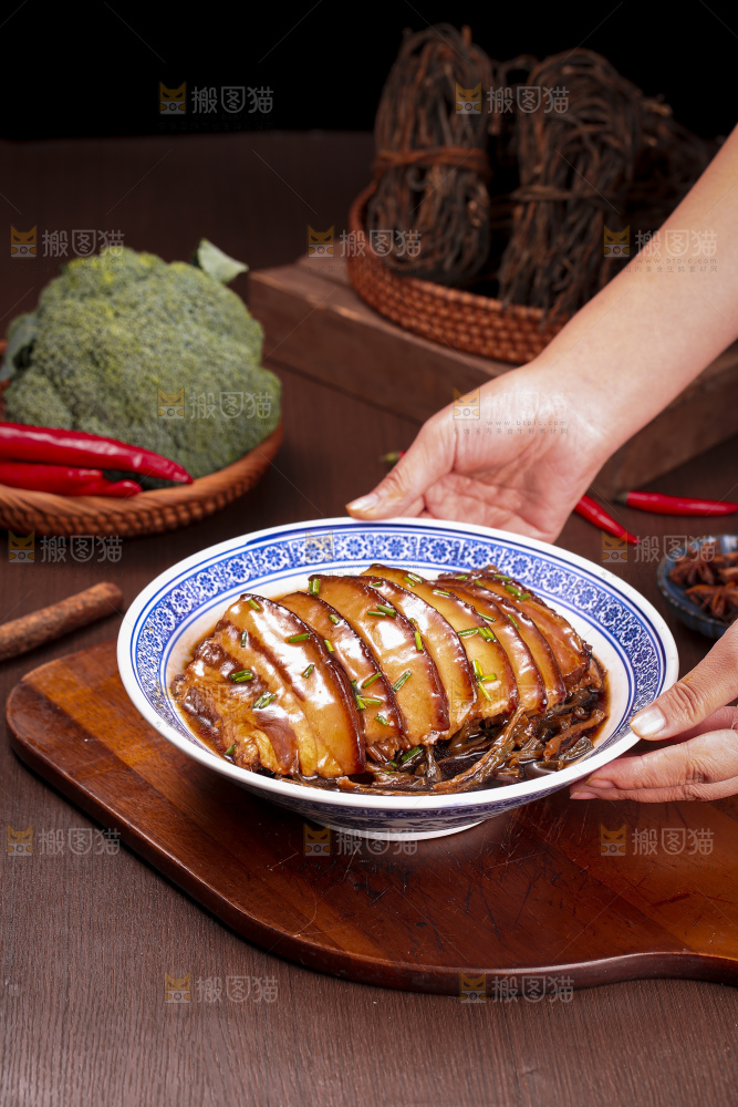 深底上的干豆角扣肉