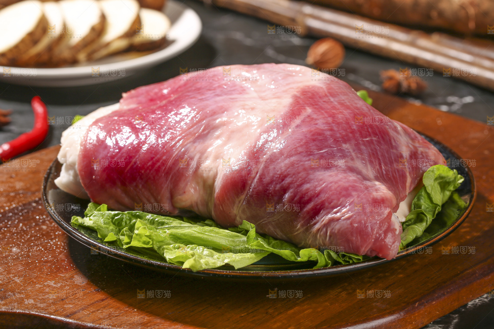 深底上的新鲜羊肉