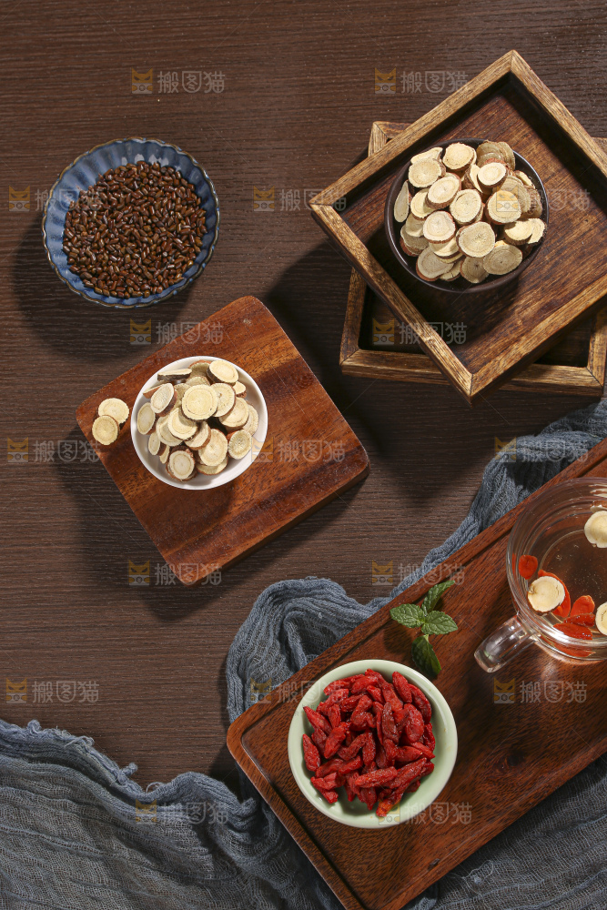 木底上的甘草片