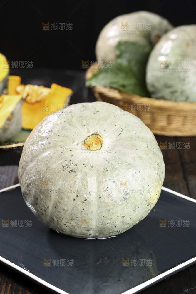 深底上的银栗南瓜
