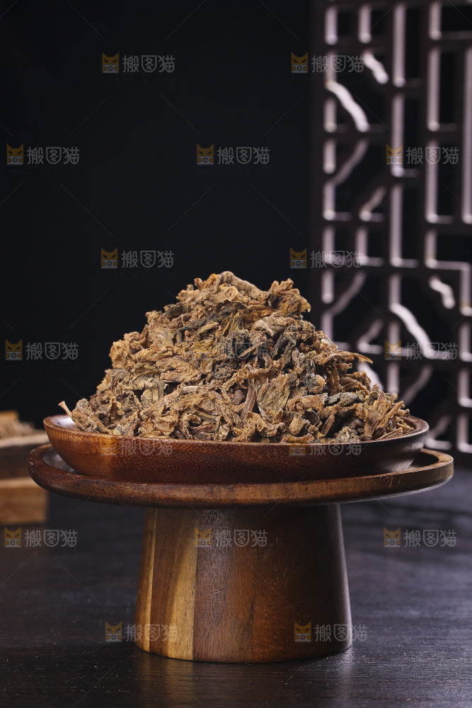 木底上堆放着梅干菜