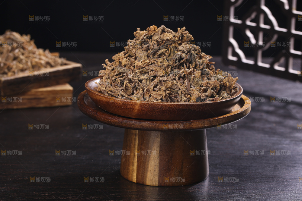 木底上堆放着梅干菜